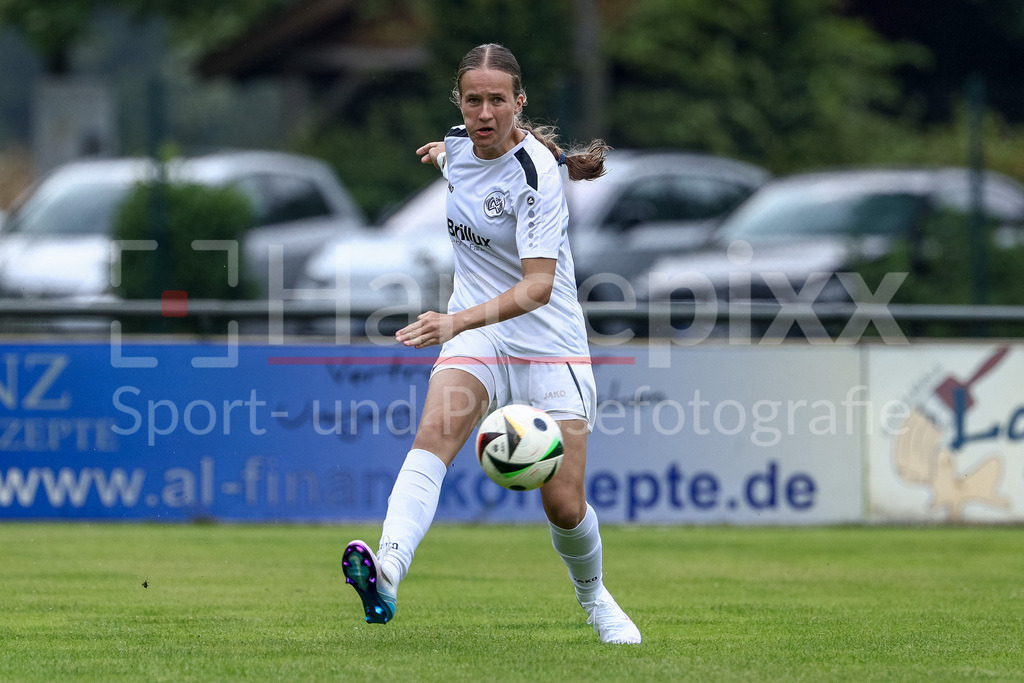 Fussball, Testspiel Frauen, SV Meppen - DJK Wacker Mecklenbeck | Sophie Walters (DJK Wacker Mecklenbeck, 4) am Ball, Freisteller, Einzelbild, Ganzkörper, Aktion, Action, Spielszene