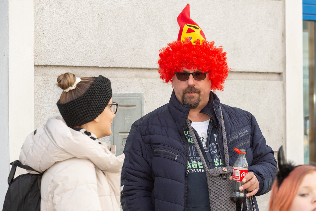 Umzug2025-047_9725 | Fotostrecke: FASCHINGSUMZUG 2025 in Loosdorf. 22 Masken(gruppen)-Teilnehmer: Loosdorfer Vereine, Wirtschaftstreibende, Gemeindeabordnungen sowie Kreditinstitute. rund 700 Besucher entlang der Hauptstrasse. Veranstaltungs-Sicherung durch Mannschaft der FF-Loosdorf mit schwerem Gerät. Maskenprämierung am EKZ-Platz durch Bgm. Thomas Vasku in den Kategorien: Bester Festwagen (Fa. gkonzept-Groissenberger; Beste Personengruppe-ASK-Loosdorf; Beste Einzelperson; Weiteste Anreise-FF Schollach;