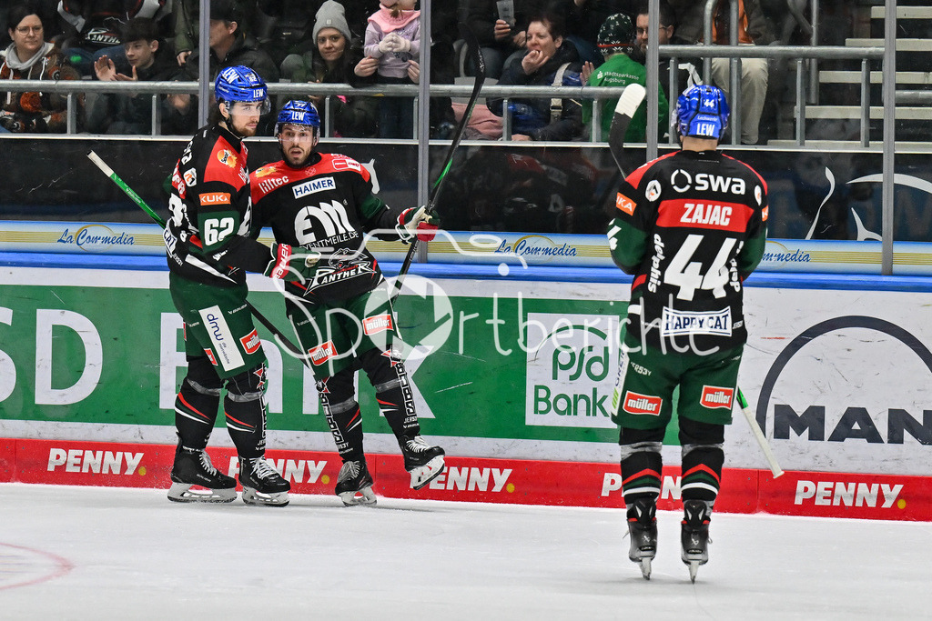 Augsburger Panther - ERC Ingolstadt | Jubel der Panther nach dem Treffer zum 2-4 druch Luca TOSTO (Augsburger Panther #77) / Freude / Happy / Tor / Torschuetze / DEL: Augsburger Panther - ERC Ingolstadt, Curt Frenzel Stadion am 26.01.2025