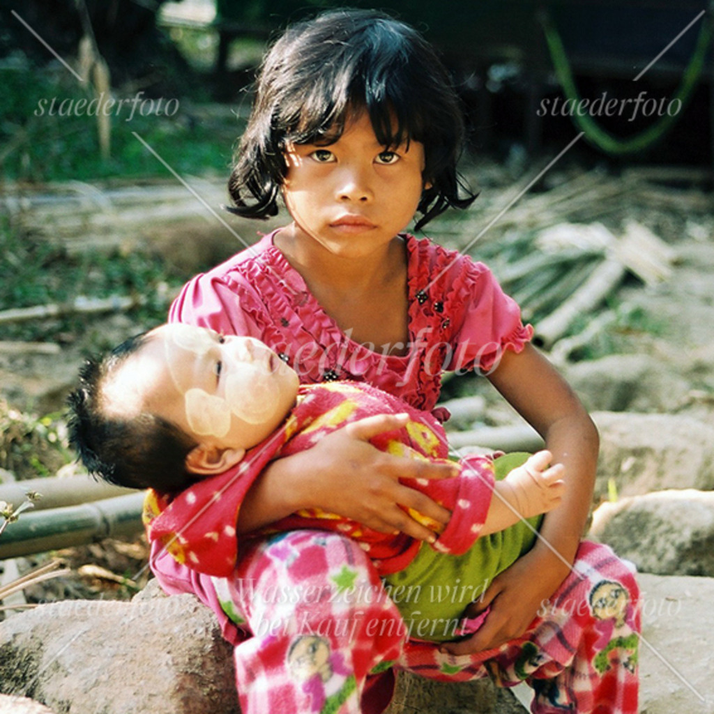 Kind_haelt_Kind | Der Fotograf für Portraitfotografie aus Berlin | staederfoto.de - Realisiert mit Pictrs.com