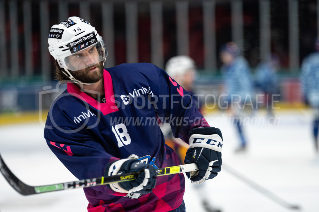 Swiss National League Final Game 2: ZSC Lions - EV Zug | 20.04.2022, Zürich, Hallenstadion, Swiss National League Final Game 2: ZSC Lions - EV Zug, #18 Dominik Schlumpf (Zug) beim Aufwärmen. - Realisiert mit Pictrs.com