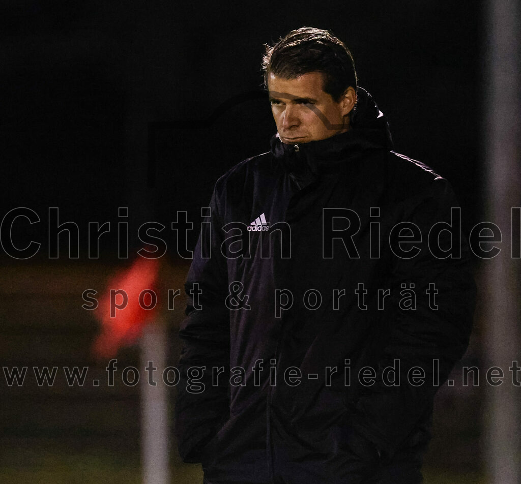 2023-10-27_128_VfB_Hallbergmoos_gegen_FC_Schwaig | Hallbergmoos, Deutschland, 27.10.2023:
Fußball, Landesliga Südost 2023 / 2024, 18. Spieltag, VfB Hallbergmoos gegen FC Schwaig, Endergebnis: 2:3

Trainer Benjamin Held (FC Schwaig)

Foto: Christian Riedel / fotografie-riedel.net