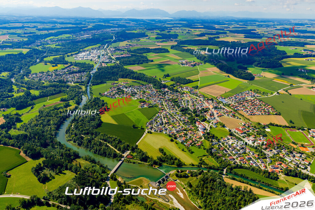 Luftaufnahme der Stadt Tacherting - Die Luftaufnahme wurde 2025 vom UL-Flugzeug heraus erstellt ( keine Drohne ) - Hochauflösende Luftaufnahme - für professionelle Ausdrucke geeignet. Die Geschenkidee !Mit Lizenz und Bildrechte bestellbar