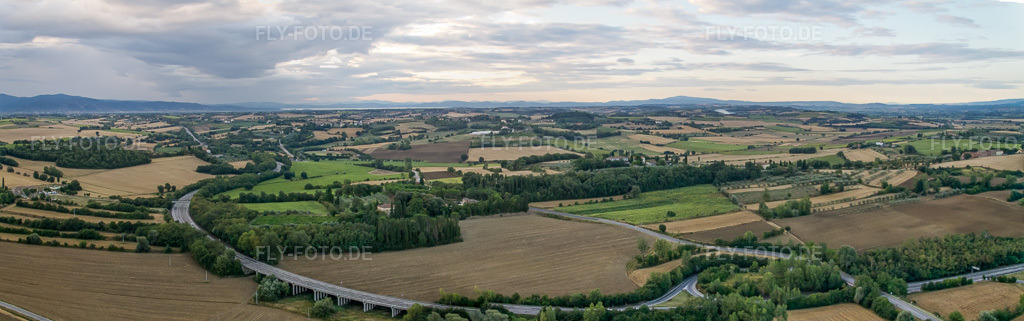 Luftbild: Panorama in Sant’Anastasio im Bundesland Toscana in Italien. Foto: IMG_43342-Bearbeitet.jpg vom 25.07.2011 durch Werner Riehm/FLY-FOTO.de – Auflösung des Originals: 8439 x 2648 px