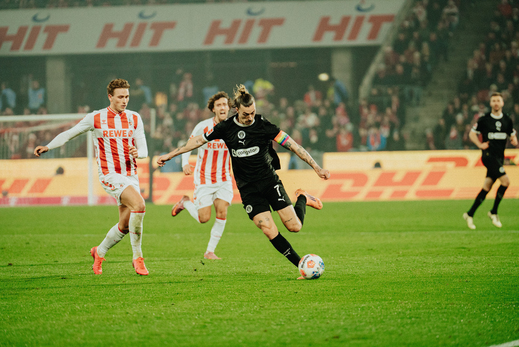 _STP9094 | Der offizielle Shop für FC St. Pauli Fotos. Wähle aus Spielszenen & Fanmomenten dein FCSP Wunschformat. Wir liefern Millerntor-Atmosphäre.