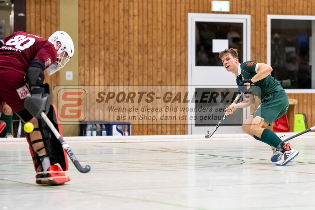 SFE_20240113_0074 | Mülheim, Deutschland, 13.01.2024: Henrik Mertgens (Uhlenhorst Mülheim) in Aktion waehrend des Spiels der Halle 1. Bundesliga Herren zwischen Uhlenhorst Mülheim vs Rot-Weiss Köln im Sporthalle Lehnerstr. (HTCU) am 13.01.2024 in Mülheim, Deutschland. (Foto von Stephan Fehrmann)

Mülheim, Germany, 13.01.2024: Henrik Mertgens (Uhlenhorst Mülheim) in action during the game of Halle 1. Bundesliga Herren between Uhlenhorst Mülheim vs Rot-Weiss Köln in Sporthalle Lehnerstr. (HTCU) at 13.01.2024 in Mülheim, Deutschland. (Foto von Stephan Fehrmann)