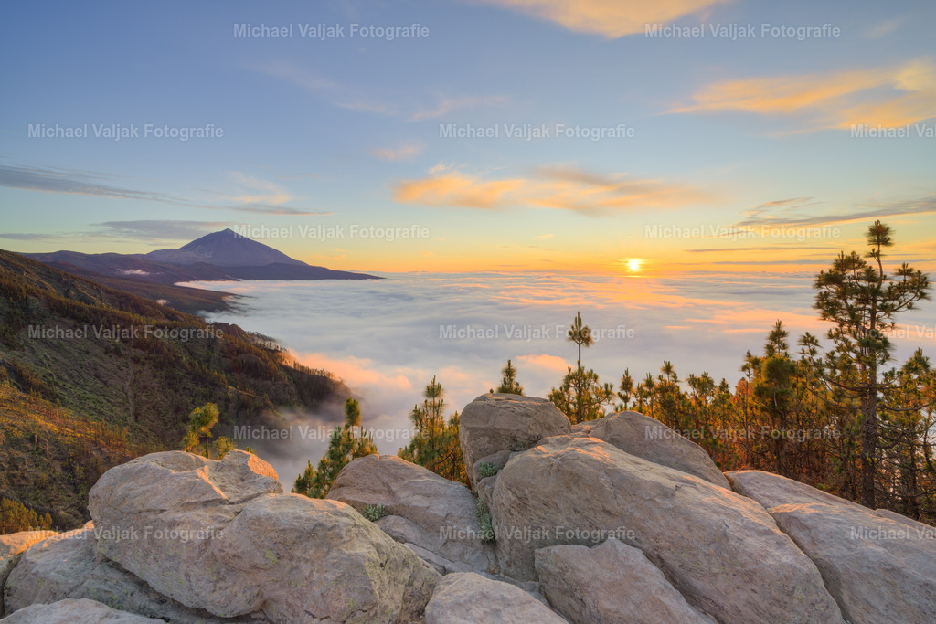 Blick Richtung Teide bei Sonnenuntergang | Der Blick auf den Teide auf Teneriffa während des Sonnenuntergangs ist ein atemberaubendes Naturschauspiel. Die untergehende Sonne taucht die Landschaft in ein warmes Licht und lässt die einzigartige Silhouette des Vulkans besonders eindrucksvoll erscheinen. Dieses Panorama ist ein beliebtes Motiv für Fotografen und Naturbegeisterte, die die Schönheit der Kanarischen Inseln festhalten möchten. Der Teide, der höchste Berg Spaniens, bietet zu dieser Tageszeit ein unvergessliches Bild, das die Besucher immer wieder in seinen Bann zieht. - Realisiert mit Pictrs.com