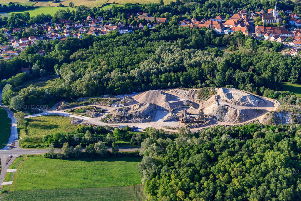 Aerial view: Kieswerk Sablières J. Leonhart - Plateforme recycling de Lauterbourg in Lauterbourg in the state Bas-Rhin, France. – Photo: IMG_66579.jpg taken on 06/05/2014 by Werner Riehm/FLY-FOTO.com – Resolution of the original: 4752 x 3168 px – Sablières LEONHART - Route de Strasbourg à FR 67600 Sélestat
