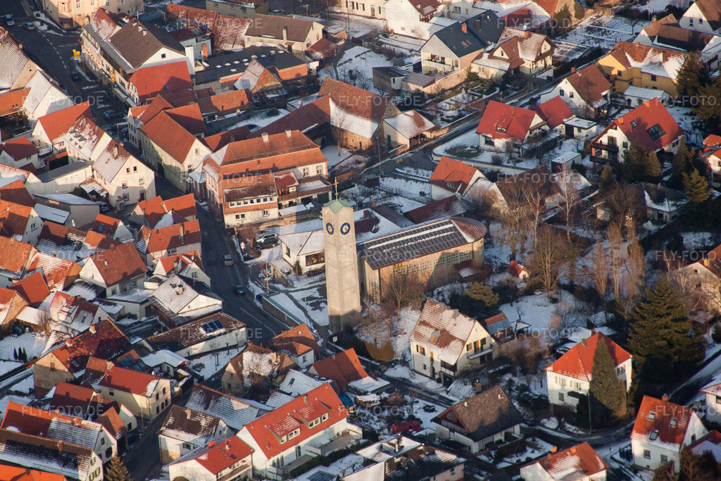Potestsantiche Kirche in der Ortsmitte  im Winter bei Schnee | Luftbild: Potestsantiche Kirche in der Ortsmitte  im Winter bei Schnee in Klingenmünster im Bundesland Rheinland-Pfalz in Deutschland. Foto: IMG_24518.jpg vom 16.02.2010 durch Werner Riehm/FLY-FOTO.de - Realisiert mit Pictrs.com