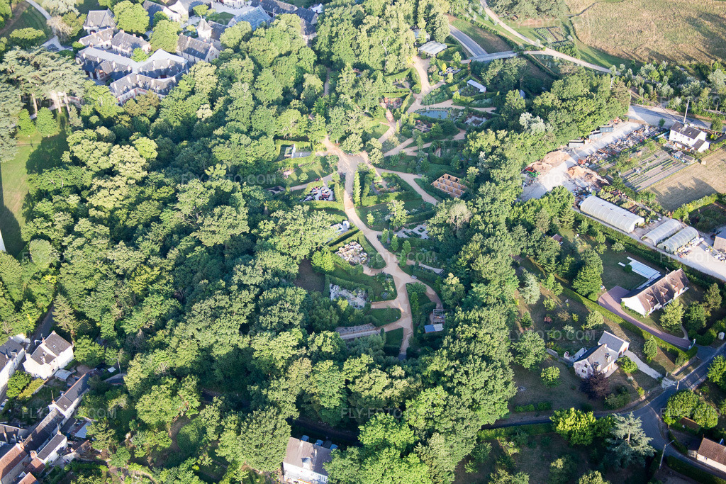 Aerial view: View of the town in Chaumont-sur-Loire in the state Loir et Cher, France. – Photo: IMG_082449.jpg taken on 06/20/2015 by Werner Riehm/FLY-FOTO.com – Resolution of the original: 5472 x 3648 px