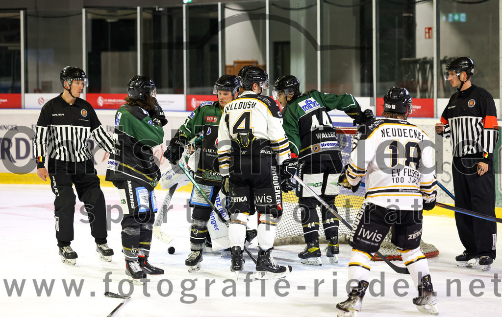 2022-09-23_149_TSV_Erding_gegen_EV_Fuessen | Erding, Deutschland, 23.09.2022:
Eishockey, Bayernliga 2022 / 2023, Testspiel, TSV Erding gegen EV Füssen, Endergebnis: 1:3

Marius von Friderici-Steinmann (Erding Gladiators, #92), Marc Barchmann (Erding Gladiators, #10), Leon Dalldush (EV Füssen, #14), Paul Wallek (Erding Gladiators, #44), Bauer Neudecker (EV Füssen, #18)

Foto: Christian Riedel / fotografie-riedel.net