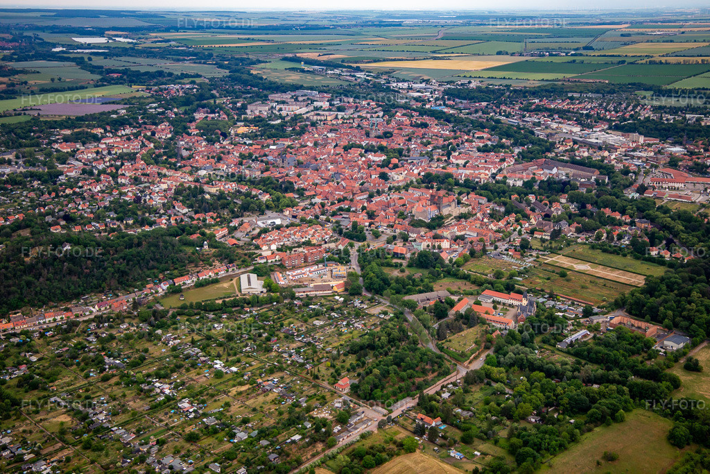 Luftbild: Ortsansicht von Südwesten in Quedlinburg im Bundesland Sachsen-Anhalt in Deutschland. Foto: IMG_136458.jpg vom 16.06.2023 durch Werner Riehm/FLY-FOTO.de