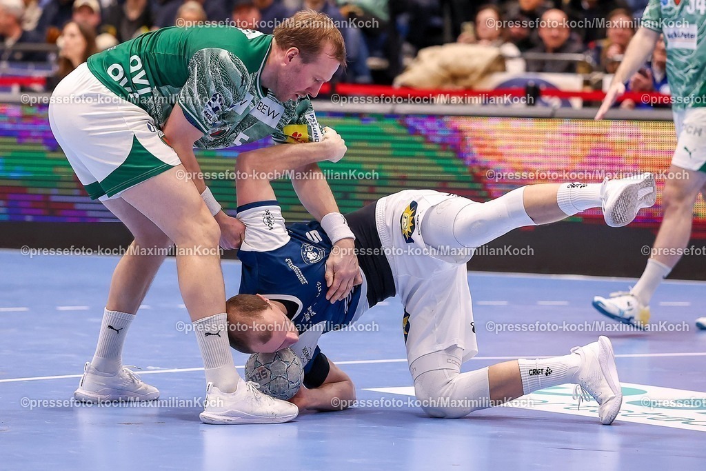 BHC22022601021 | 22.02.2026, Handball, HBL, Bergischer HC - Füchse Berlin, Mitsubishi Electric HALLE Düsseldorf: Fynn Hangstein (BHC #10) im Zweikampf gegen  Max Darj (Füchse Berlin #05)  