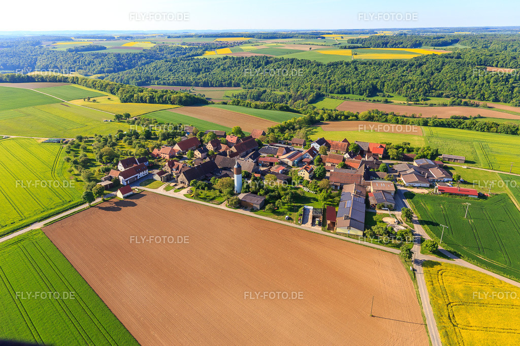 Ortsteil Erdbach mit Ponyhof Erdbach Fjordpferdezucht und Reiterhof http://fjordpferde-erdbach.de/ | Luftbild: Ortsteil Erdbach mit Ponyhof Erdbach Fjordpferdezucht und Reiterhof http://fjordpferde-erdbach.de/ im Ortsteil Schön in Creglingen im Bundesland Baden-Württemberg in Deutschland. Foto: IMG_146477.jpg vom 10.05.2025 durch Werner Riehm/FLY-FOTO.de - Realisiert mit Pictrs.com