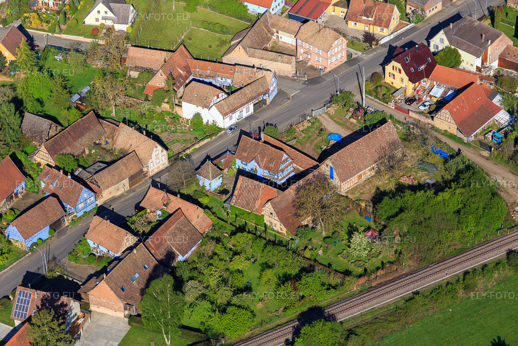 Vue aérienne: Jardins de la Ferme Bleue à Uttenhoffen dans le département Bas Rhin, France – .Photo: IMG_099421.jpg prise le 30/04/2017 par Werner Riehm/FLY-FOTO.eu – Résolution de l'original: 5472 x 3648 px – Jardins de la Ferme Bleue \xc3\xa0 Uttenhoffen en Alsace