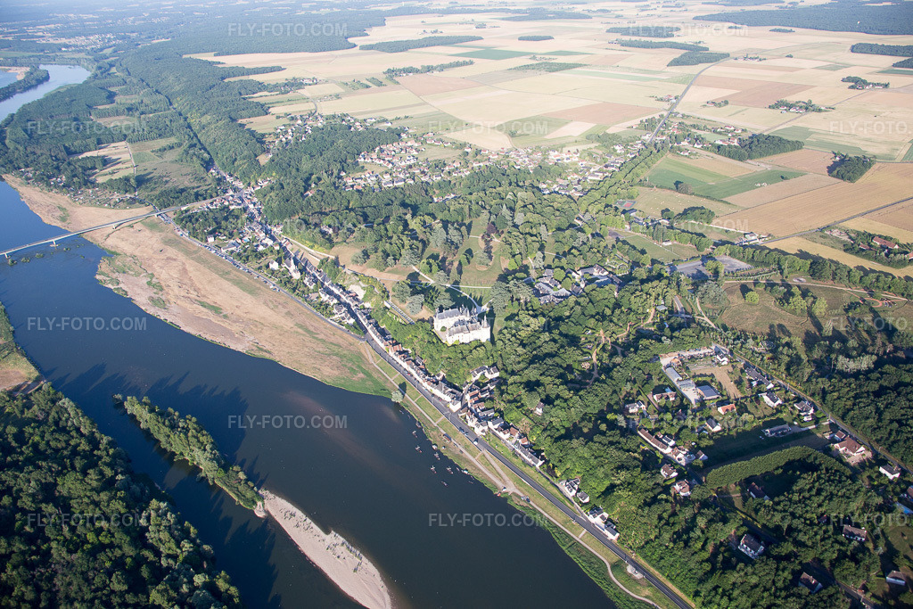 Aerial view: View of the town in Chaumont-sur-Loire in the state Loir et Cher, France. – Photo: IMG_081220.jpg taken on 06/19/2015 by Werner Riehm/FLY-FOTO.com – Resolution of the original: 5472 x 3648 px