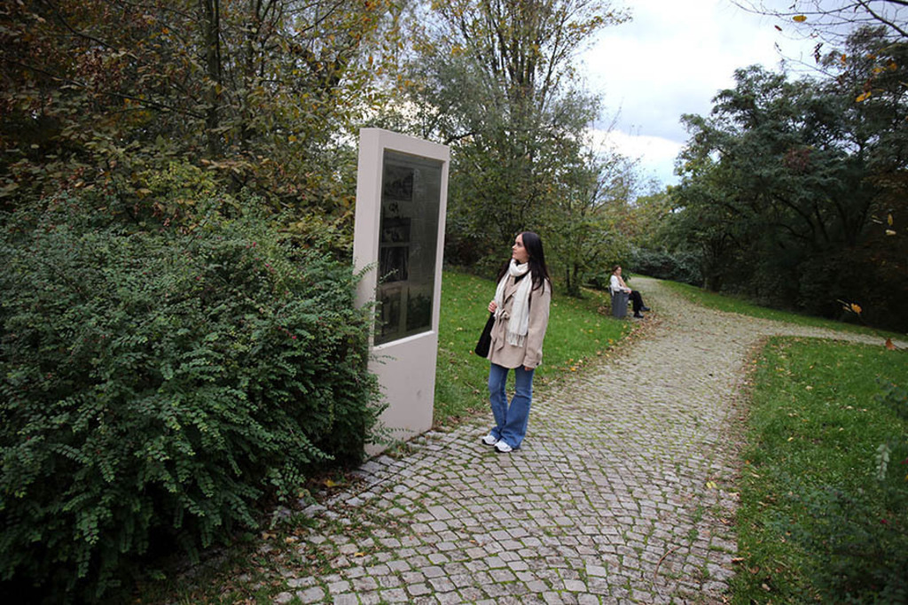 Foto: Leipzig - Etzoldsche Sandgrube - Park und Gedenkort | Das Team hinter BILDLEXIKON LEIPZIG bündelt historische wie aktuelle Informationen über die Stadt Leipzig in Text und Bild auf einer Plattform und stellt diese der interessierten Öffentlichkeit zur Verfügung.