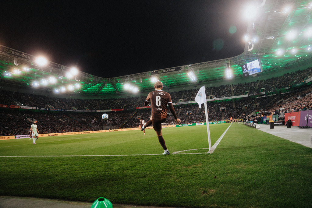 FCP07996 | Der offizielle Shop für FC St. Pauli Fotos. Wähle aus Spielszenen & Fanmomenten dein FCSP Wunschformat. Wir liefern Millerntor-Atmosphäre.