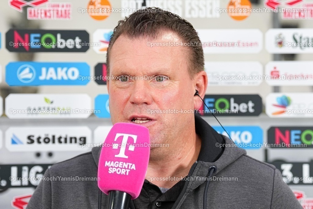 xydrx17092501048 | 17.09.2025, xydrx, Fußball, 3.Liga, Rot-Weiss Essen - VFL Osnabrück, Saison 2025 2026, Stadion an der Hafenstraße:  Uwe Koschinat (Cheftrainer Rot-Weiss Essen)  DFB regulations prohibit any use of photographs as image sequences and or quasi-video.