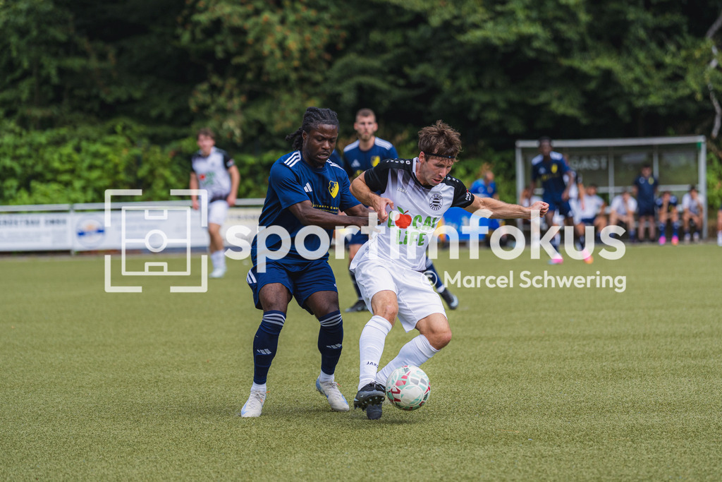 Wuppertaler Tennis-Stadtmeisterschaften | Yannik Hünninghaus (TSV 05 Ronsdorf) im Zweikampf.TSV 05 Ronsdorf gegen SC 1920 Oberhausen, Niederrheinpokal, 1. Runde, Kunstrasenplatz Sportplatz Parkstraße, Wuppertal, 09.08.2026. - Realisiert mit Pictrs.com