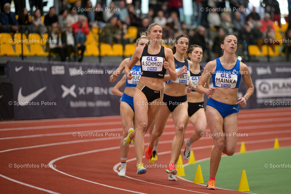 DM Halle 2026_Samstag-46 | 28.02.2026, xkaix, Leichtathletik Deutsche Meisterschaften Halle 2026,  v.l. Alica Schmidt (SCC Berlin), Lara Tortell (Athletics Team Karben), Phyllis Mainka (TSV SCHOTT Mainz) - Realized with Pictrs.com