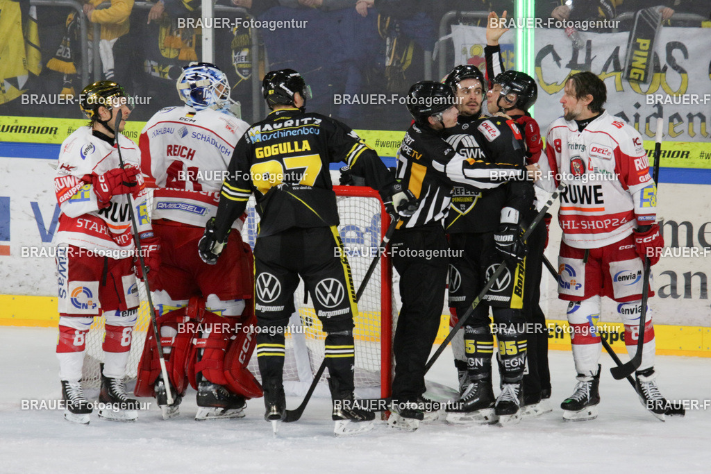 02.11.2025: DEL2  Krefeld Pinguine - Eispiraten Crimmitschau | Krefeld, Deutschland, 02.11.2025: Philip Gogulla (Krefeld Pinguine) schaut während des DEL2-Spiels zwischen Krefeld Pinguine - Eispiraten Crimmitschau am 02.11. 2025 in der Yayla-Arena in Krefeld, Deutschland. (Foto Ralph Görtz / Brauer-Fotoagentur)