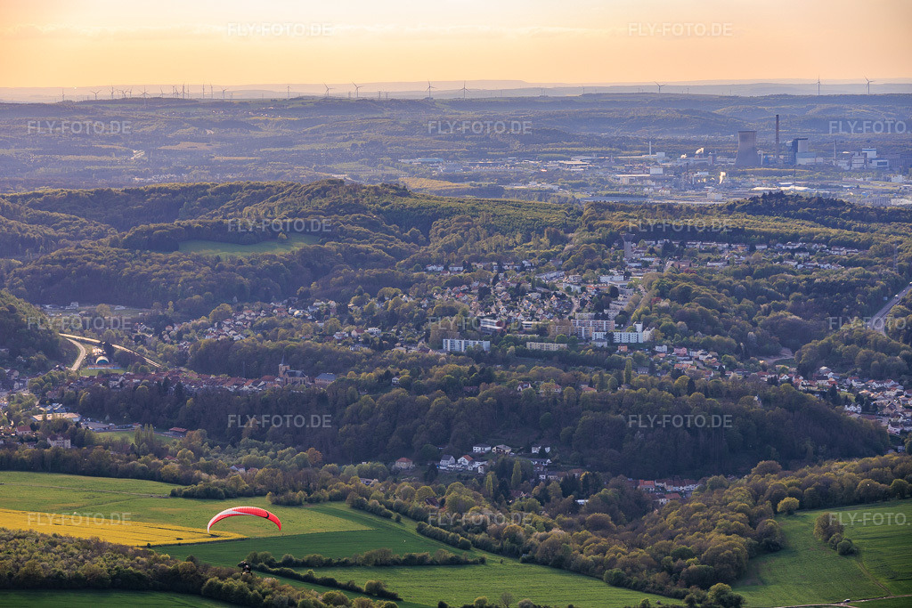 Luftbild: Ortsansicht von Südosten im Ortsteil Lotissement Langenberg Cité Riv in Hombourg-Haut im Bundesland Moselle in Frankreich.Foto: IMG_154271.jpg vom 17.04.2026 durch Werner Riehm/FLY-FOTO.deAuflösung des Originals: 6000 x 4000 px