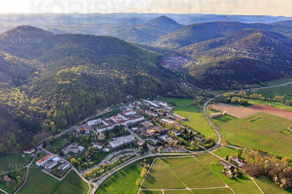 Psyschatrische Landesklinik Landeck im Frühjahr aus Südosten | Luftbild: Psyschatrische Landesklinik Landeck im Frühjahr aus Südosten in Klingenmünster im Bundesland Rheinland-Pfalz in Deutschland. Foto: IMG_106561.jpg vom 17.04.2018 durch Werner Riehm/FLY-FOTO.de - Realisiert mit Pictrs.com