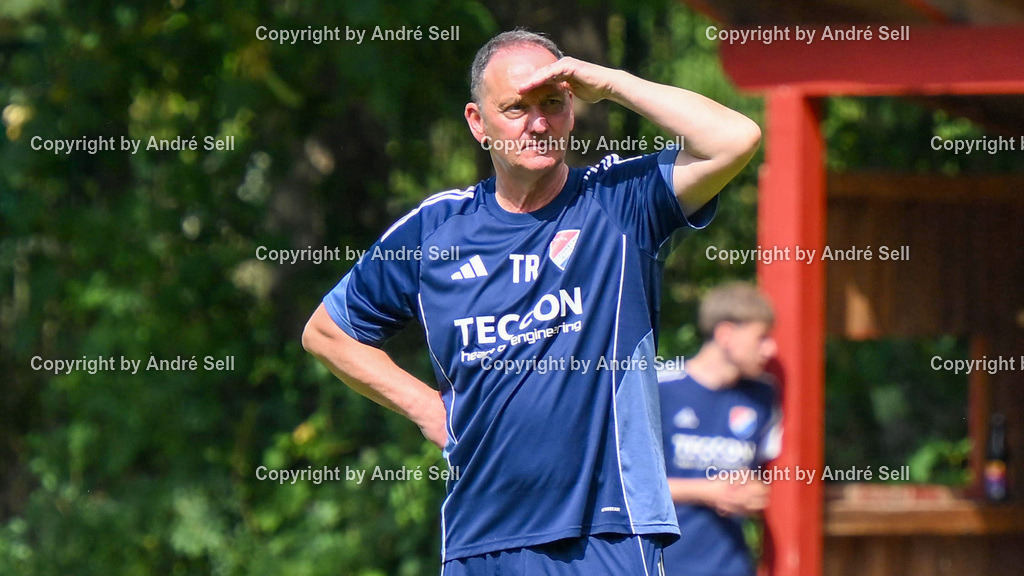 SSG Rot-Schwarz Kiel vs SpVg Eidertal Molfsee | Trainer Heiko Dukats-Jadwizak (Molfsee) / Fußball-Landesliga Schleswig Männer 2026/2027 / SSG Rot-Schwarz Kiel vs SpVg Eidertal Molfsee / Sportplatz Meimersdorf / Kiel / 09.08.26 - Realisiert mit Pictrs.com