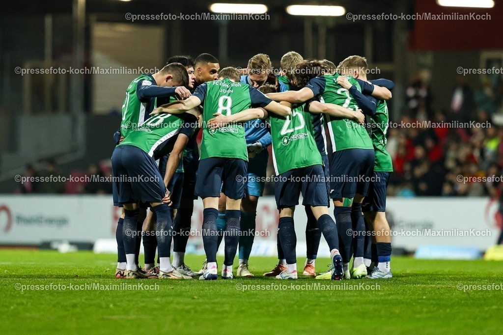 xKWIx13022601029 | 13.02.2026, xKWIx, Fußball, Regionalliga West, SC Fortuna Köln - FC Gütersloh, Südstadion: Gütersloh Spieler im Kreis Photo: xKamilxWilkowskixPressefotoKochx