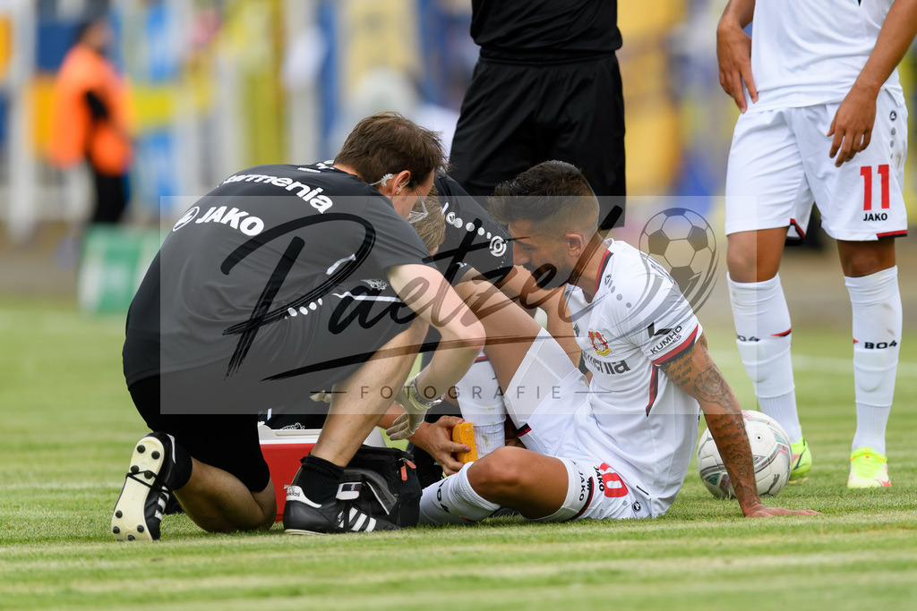 LLELEV20210807_028 | Fussball, Herren: Kerem Demirbay (Bayer 04 Leverkusen) wird behandelt beim Spiel der 1. Runde im DFB-Pokal zwischen 1. FC Lokomotive Leipzig und Bayer 04 Leverkusen im Bruno-Plache-Stadion am 07.08.2021 in Leipzig, Deutschland.DFB / DFL REGULATIONS PROHIBIT ANY USE OF PHOTOGRAPHS AS IMAGE SEQUENCES AND/OR QUASI-VIDEO. - Realisiert mit Pictrs.com