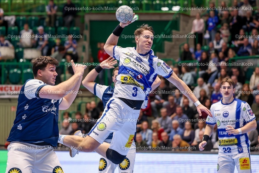 BHC11122501008 | 11.12.2025, Handball, HBL, Bergischer HC - ThSV Eisenach, Unihalle Wuppertal: Oskar Joelsson (Eisenach #03) wirft an Aron Seesing (BHC #49) vorbei auf das Tor 