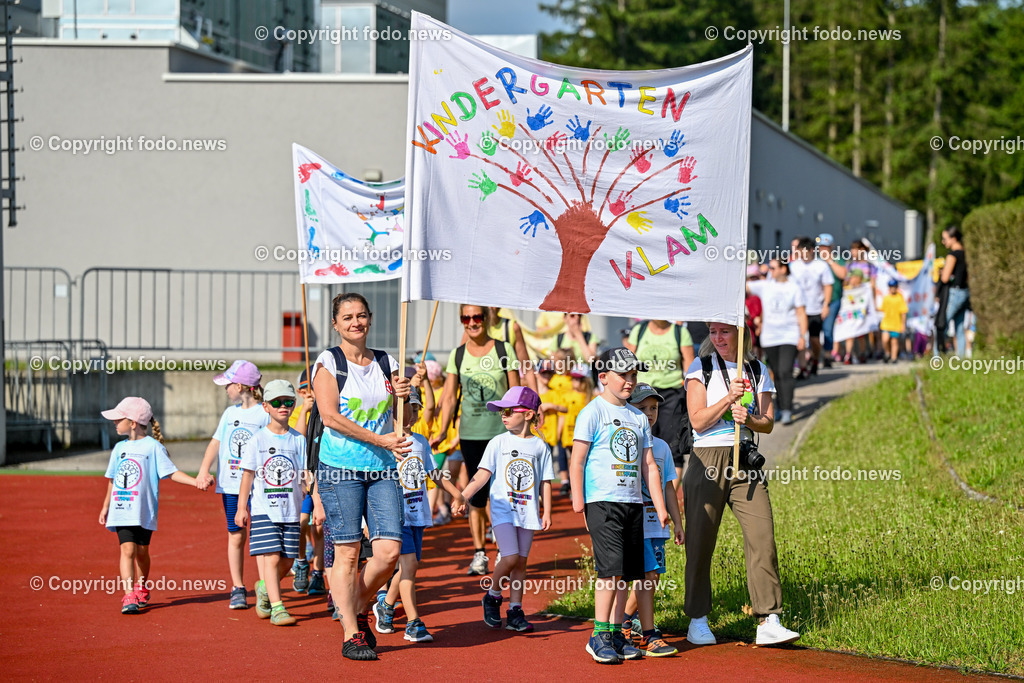 Kindergarten Olympiade 2024_ Stadion Traun_ 07.06.2024-9 | 07.06.2024, Stadion der Stadt Traun, AUT, Kindergarten Olympiade 2024, im Bild Kinder, Hindernis, Fussball, Laufen, Action