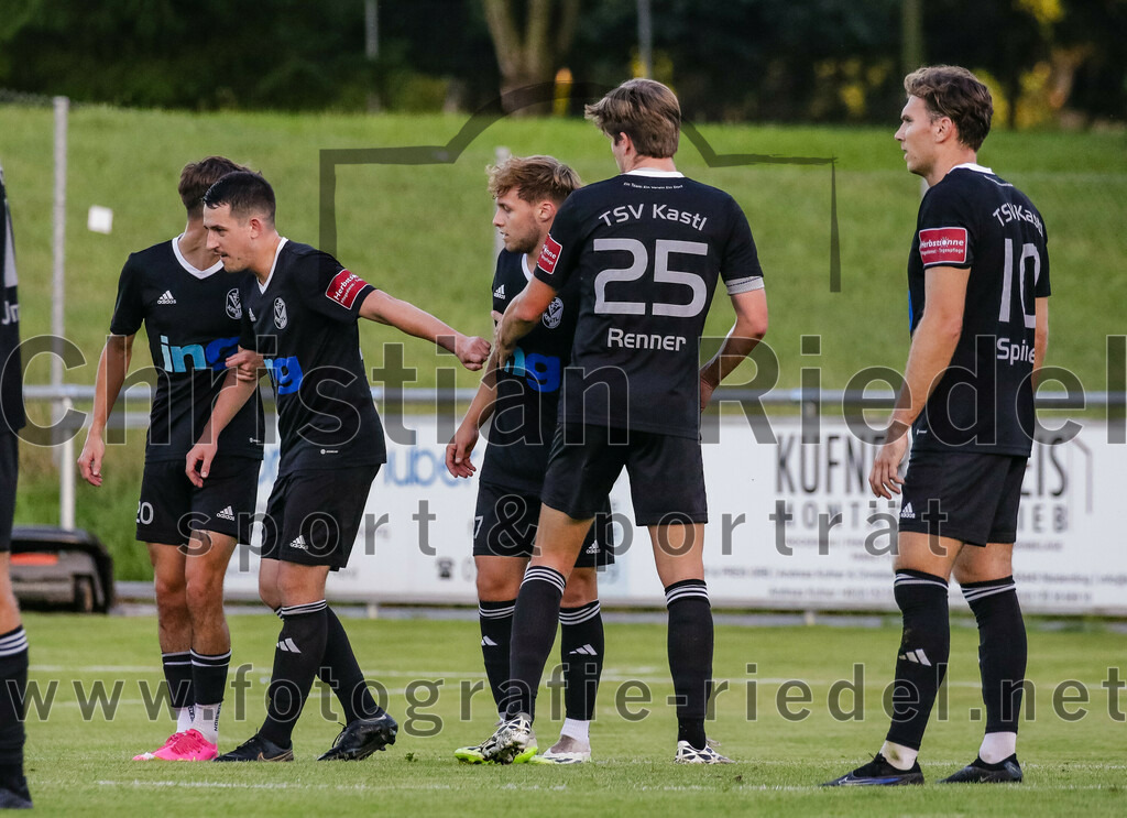 2023-08-18_070_FC_Schwaig_gegen_TSV_Kastl | Oberding, Deutschland, 18.08.2023:
Fußball, Landesliga Südost 2023 / 2024, 7. Spieltag, FC Schwaig gegen TSV Kastl, Endergebnis: 2:2

Tobias Urban (TSV Kastl, #21), Michael Renner (TSV Kastl, #25), Sebastian Spinner (TSV Kastl, #10)

Foto: Christian Riedel / fotografie-riedel.net