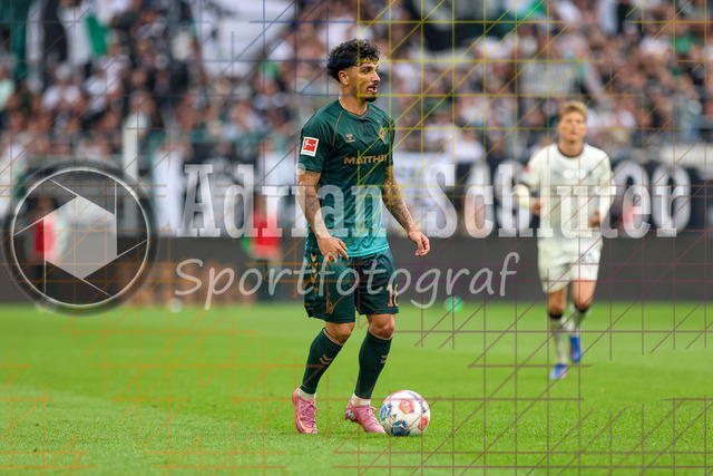 Borussia Mönchengladbach vs SV Werder Bremen - Bundesliga  | Mönchengladbach, Deutschland, 14.09.25:   Cameron Michel Puertas Castro (SV Werder Bremen) in Aktion am Ball, Einzelaktion waehrend des Spiels der Bundesliga zwischen Borussia Mönchengladbach vs SV Werder Bremen im Stadion im Borussia Park(Foto von Brauer-Fotoagentur / Adrian Schlueter)