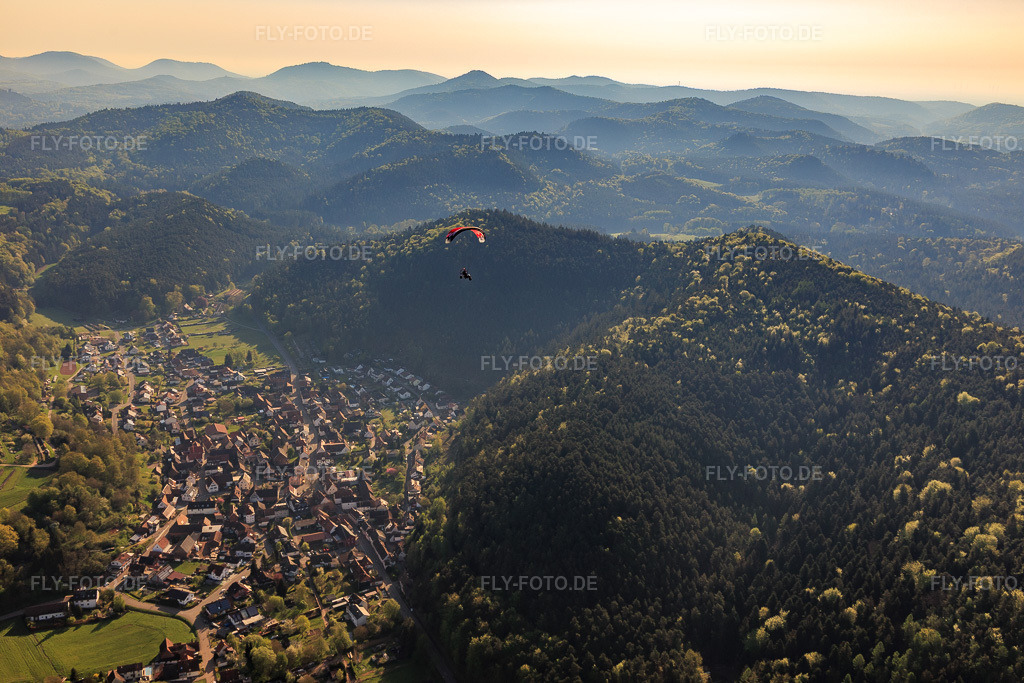 Luftbild: Paraglider über dem Dorf in Vorderweidenthal im Bundesland Rheinland-Pfalz in Deutschland. Foto: IMG_106894.jpg vom 22.04.2018 durch Werner Riehm/FLY-FOTO.de