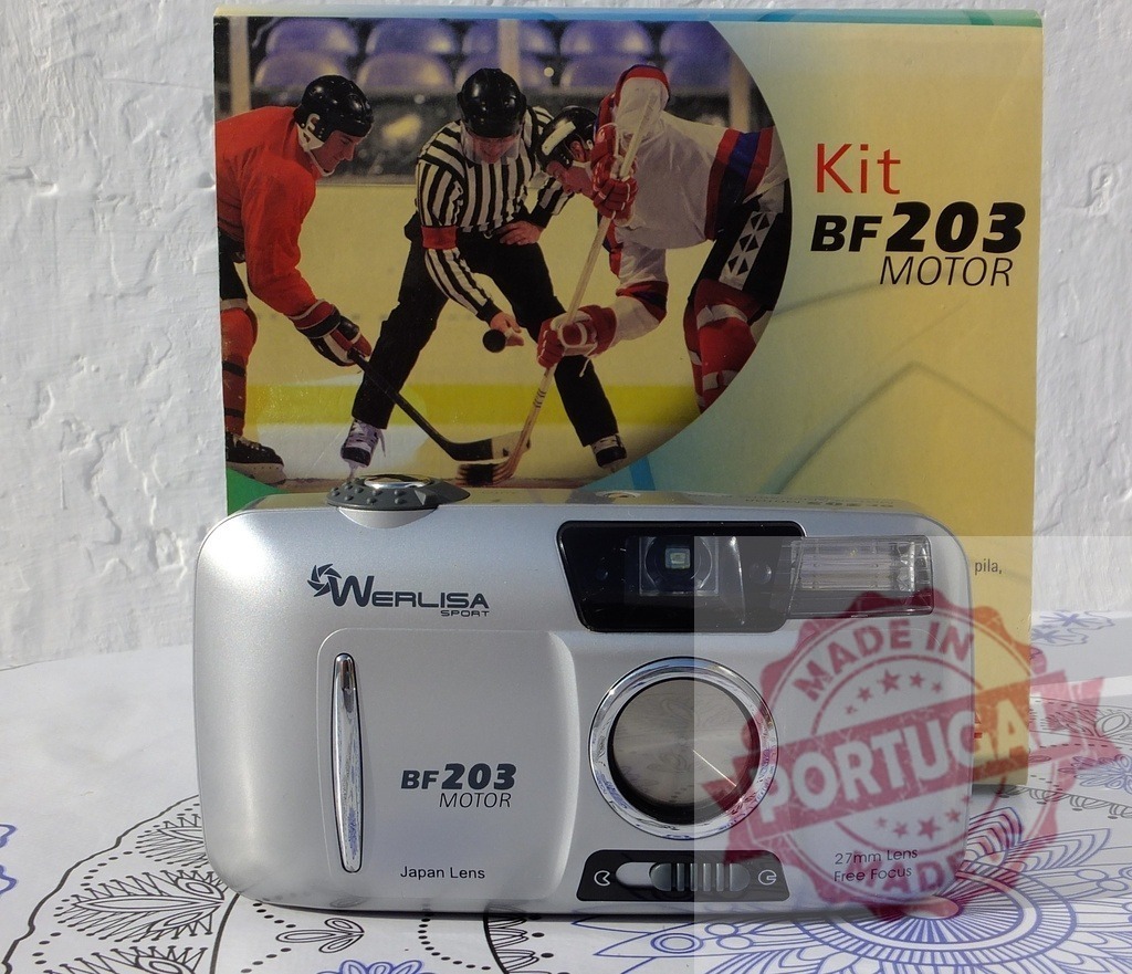 Werlisa Sport BF 203 35mm film camera with box | Werlisa Sport BF 203 Motor, a vintage 35mm film camera, in front of its original box - Realisiert mit Pictrs.com