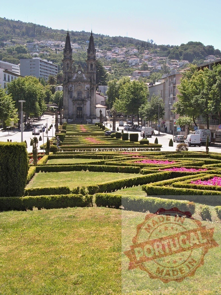 Igreja de Nossa Senhora da Consolação and São João garden, Guimarães, Portugal. Portugal - Norte | Nossa Senhora da Consolação church standing above the manicured garden in Guimarães - Realisiert mit Pictrs.com