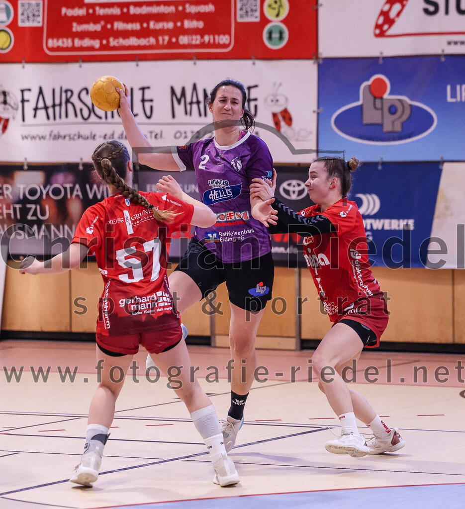 2025-02-22_049_SpVgg_Altenerding_gegen_TG_Landshut | Erding, Deutschland, 22.02.2025:Handball, Bezirksoberliga Frauen Altbayern 2024 / 2024, 15. Spieltag, SpVgg Altenerding gegen TG Landshut, Endergebnis: 25:22Nadine Schlegel (TG Landshut, #57), Janina Konrad (SpVgg Altenerding, #2), Julia Otto (TG Landshut, #5)Foto: Christian Riedel / fotografie-riedel.net