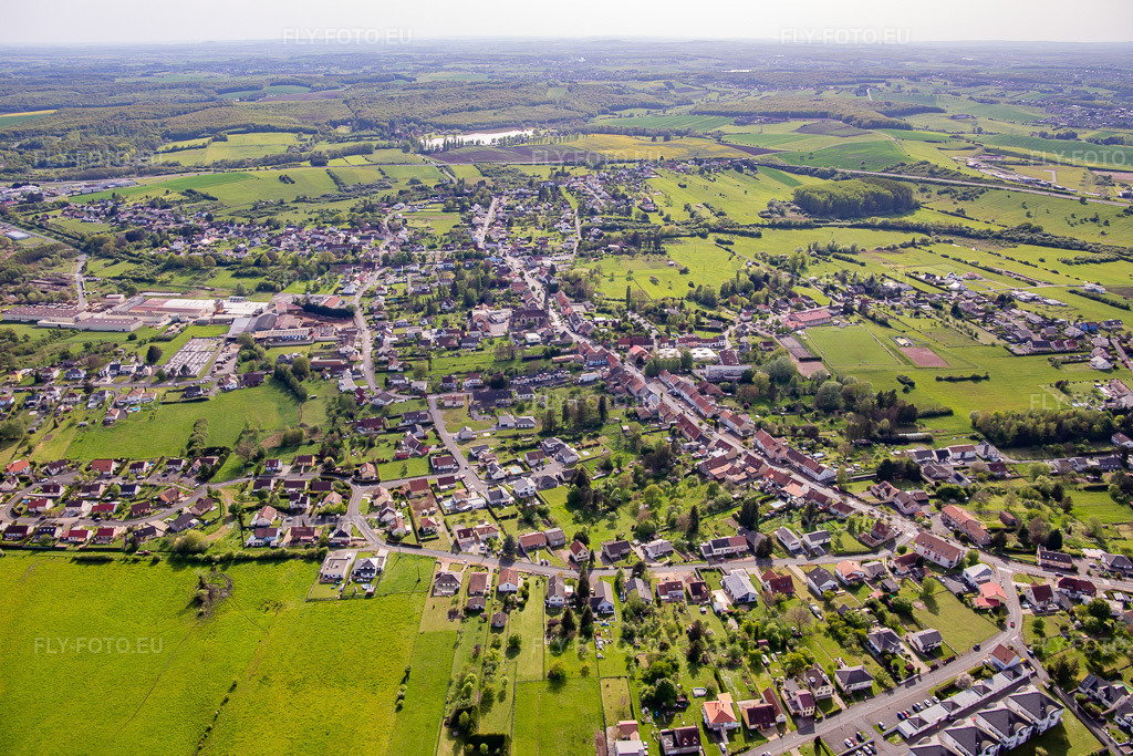 Vue aérienne: Rue Nationale à Hambach dans le département Moselle, France. Photo: IMG_140410.jpg prise le 30/04/2024 par Werner Riehm/FLY-FOTO.eu – Résolution de l'original: 5258 x 3505 px