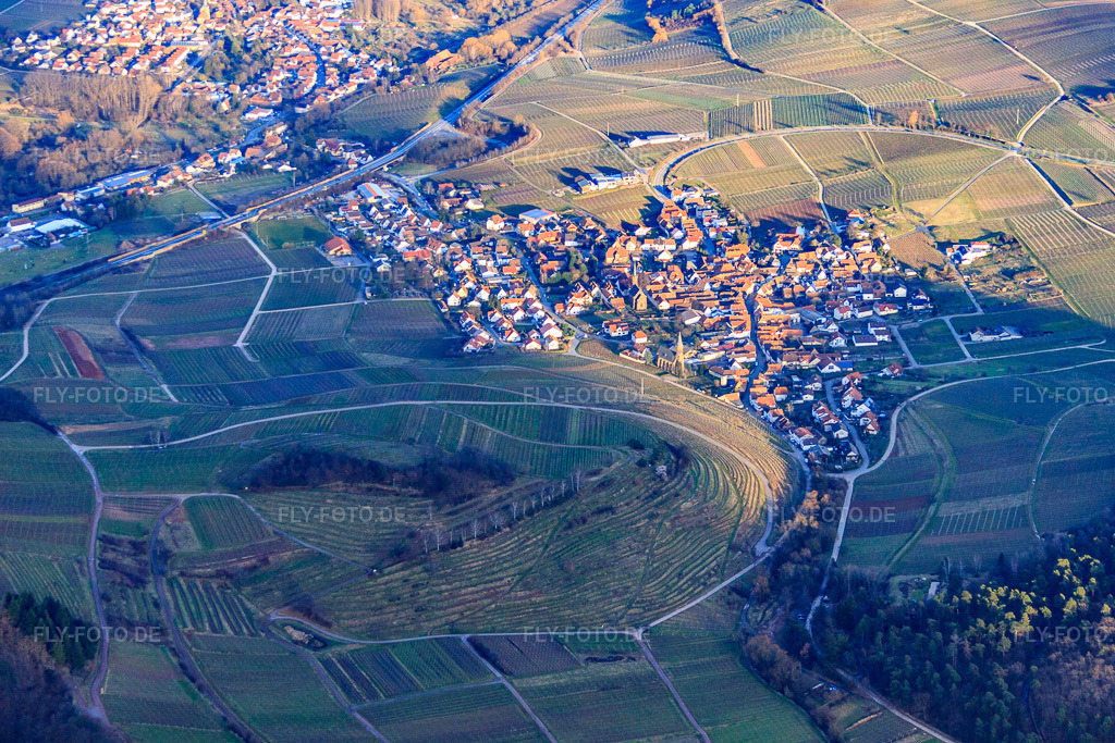 Luftbild: Dorf über der Weinlage Kastanienbusch im Winter von Westen in Birkweiler im Bundesland Rheinland-Pfalz in Deutschland. Foto: IMG_62155.jpg vom 23.02.2014 durch Werner Riehm/FLY-FOTO.de
