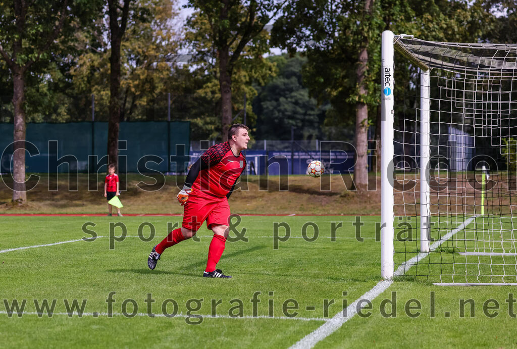 2023-09-03_081_SV_Anzing_gegen_TSV_Ottobrunn | Anzing, Deutschland, 03.09.2023:
Fußball, Kreisliga 2023 / 2024, Testspiel, 3. Spieltag, Endergebnis: 3:0

Elfmeter nach dem Foul an Peter Rauch (SV Anzing, #6)
Torwart Florian Lerch (TSV Ottobrunn, #1)

Foto: Christian Riedel / fotografie-riedel.net