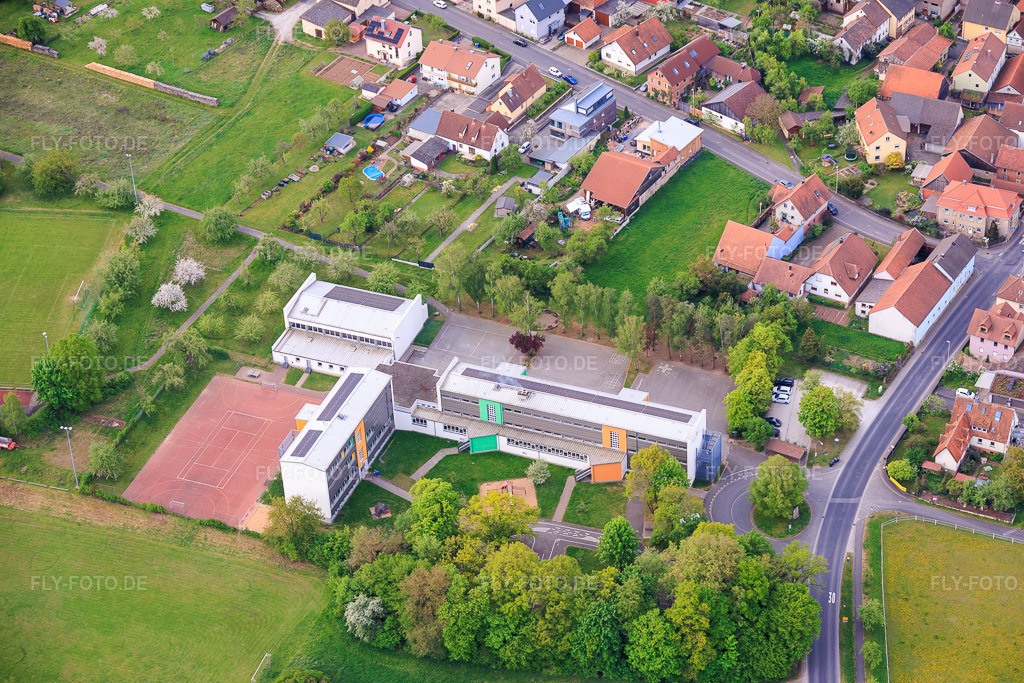 Luftbild: Johannes-Petri-Schule im Ortsteil Langendorf in Elfershausen im Bundesland Bayern in Deutschland.Foto: IMG_156068.jpg vom 03.05.2026 durch Werner Riehm/FLY-FOTO.deAuflösung des Originals: 6000 x 4000 pxJohannes-Petri-Schule | Johannes-Petri-Grund- und Teilmittelschule in Elfershausen und Fuchsstadt