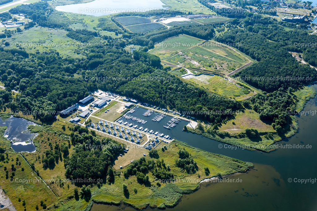 Peenemünde_Jachthafen_ELS_7403100822 | PEENEMüNDE 10.08.2022 Spiegelndes Wasser im Yachthafen mit Sportboot- Anlegestellen und Bootsliegeplätzen am Uferbereich Peenemünde an der Straße Zum Nordhafen in Peenemünde auf der Insel Usedom im Bundesland Mecklenburg-Vorpommern, Deutschland. Weiterführende Informationen bei: Yachthafen Peenemünde GmbH. // Reflecting water in the marina with sports boat moorings and boat berths on the Peenemuende shore area in Peenemuende on the island of Usedom in the state Mecklenburg - Western Pomerania, Germany.a. Further information at: Yachthafen Peenemuende GmbH. Foto: Martin Elsen