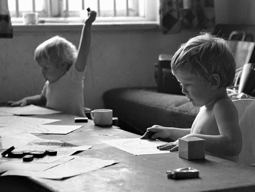 007-1970-110 | Szene aus einem von Studenten gegründeten Kinderladen in Kiel 1970. Die Kinderläden, die um 1970 flächendeckend in Westdeutschland existierten, waren ein Ergebnis der 68er-Bewegung mit ihrer Forderung nach antiautoritärer Erziehung. - Realisiert mit Pictrs.com