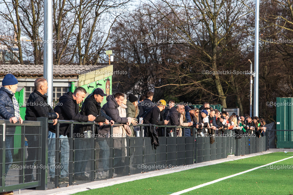 Kreispokal DU/MH/DIN, Achtelfinale, SV Duissern - Spvgg Meiderich 06/95, Duisburg, Germany | 17.01.2026, Fussball, Kreispokal DU/MH/DIN, SV Duissern -Spvgg Meiderich 06/95: Die Zuschauer verfolgen dass Spiel bei bestem Wetter - Realisiert mit Pictrs.com