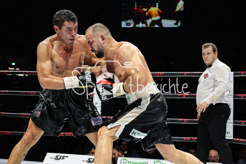 Profi - Box - Gala / Main Event | Shefat ISUFI (Schwarz Weisse Hose) im WBF Titelkampf gegen Hernan David PEREZ (Schwarze Hose)