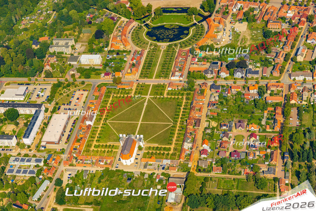 Klassische Luftaufnahme ohne Drohne zeigt:Schloß bei Ludwigslust - Die Luftbildaufnahme wurde 2025 vom UL-Flugzeug heraus erstellt ( keine Drohnenaufnahme ) - Hochauflösende Luftaufnahme -Nicht vergleichbar mit Google Maps oder Satelittenbilder- Die Geschenkidee !Mit Lizenz und Bildrechte bestellbar