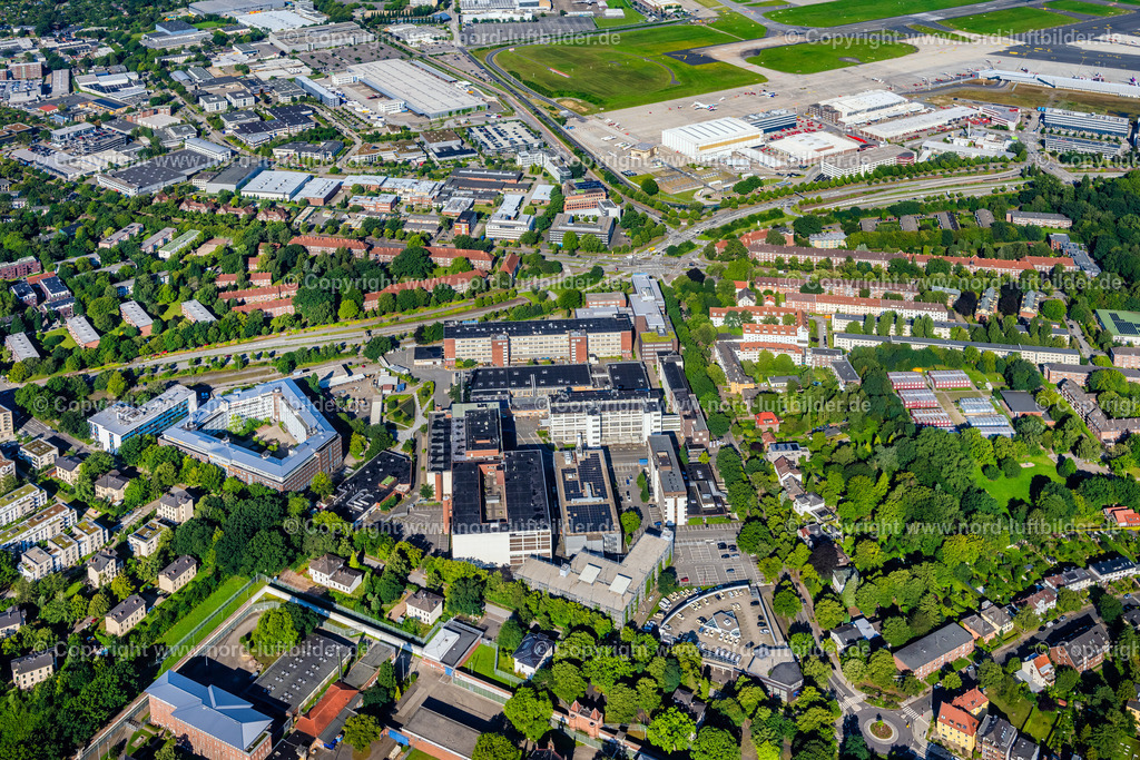 Hamburg_Fuhlsbüttel_Südliches_Flughafen_Gewerbegebiet_ELS_0848050823 | HAMBURG 05.08.2023 Stadtansicht des Innenstadtbereiches im Ortsteil Fuhlsbüttel in Hamburg, Deutschland. // City view on down town in the district Fuhlsbuettel in Hamburg, Germany. Foto: Martin Elsen