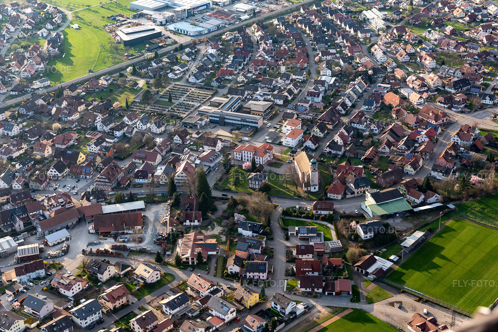 Luftbild: Pfarrkirche Heilig Kreuz in Steinach im Bundesland Baden-Württemberg in Deutschland. Foto: IMG_120329.jpg vom 17.03.2020 durch Werner Riehm/FLY-FOTO.de